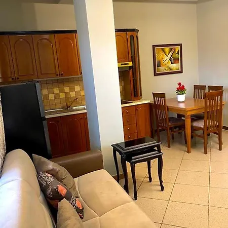 Vila 82 Bollguri * Pogradec